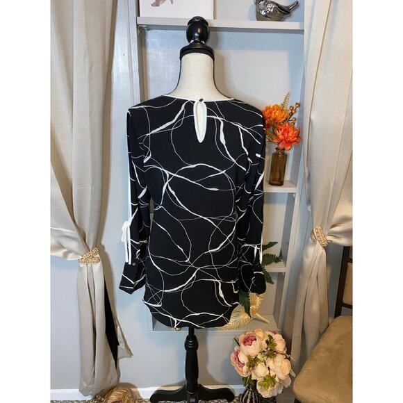 Vince Camuto size Small GUC Women’s Black White Thin Blouse Top Sleeve Cutout - Picture 10 of 11